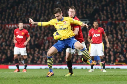 Arsenal striker Olivier Giroud has complained Manchester United players persistently fouled him in the clubs' Premier League clash at Old Trafford.