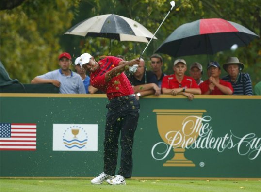 Tiger Woods and Matt Kuchar won twice yesterday putting the United States into a 11 1/2 - 6 1/2 lead over the Internationals at the Presidents Cup.