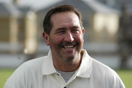Former England captain Graham Gooch believes current captain Alastair Cook can match Indian batsman Sachin Tendulkar.