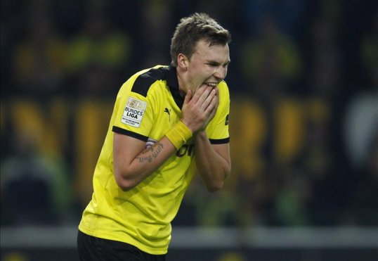 Borussia Dortmund have extended the contract of midfielder Kevin Grosskreutz until 2016.