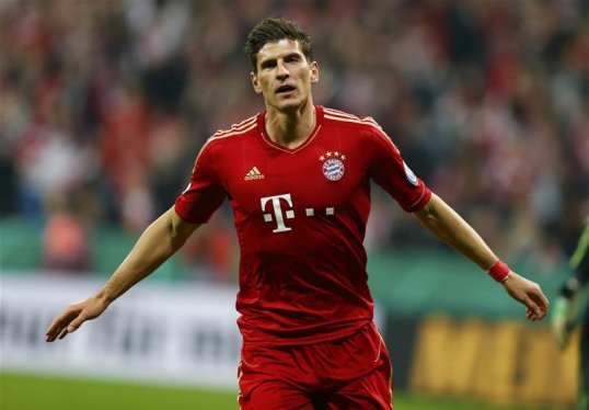 New Fiorentina signing Mario Gomez has revealed that Bayern Munich manager Pep Guardiola told him to join the Italian club.