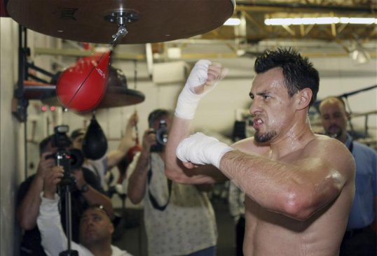 American welterweight Robert Guerrero has been arrested for attempting to board an aeroplane with an unloaded gun.