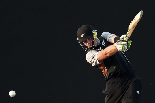 An unbeaten Martin Guptill century steered New Zealand an eight wicket win to level the Twenty20 series against South Africa.