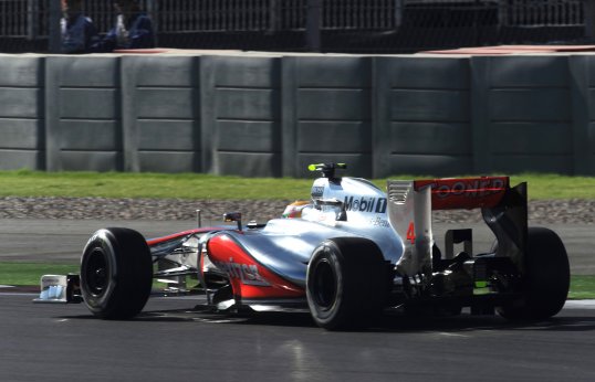 McLaren driver Lewis Hamilton has won the United States Grand Prix in Austin, Texas after passing Sebastian Vettel with ten laps to go.