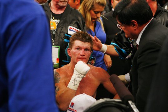 British welterweight Ricky Hatton has announced that he will be making his comeback on 24 November against Ukrainian Vyacheslav Senchenko.