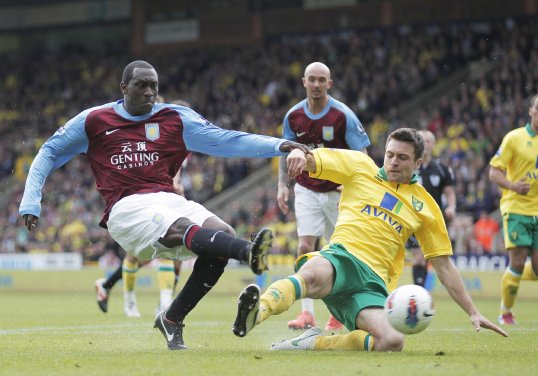 Former England international Emile Heskey has called for Uefa to dock points from Serbia in the wake of its U21 game against England.