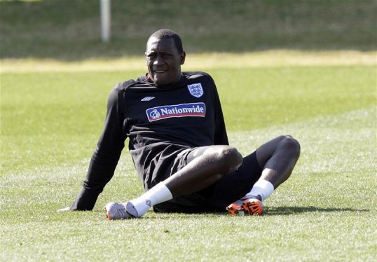 Ex-England international Emile Heskey has extended his stay with Australian A-League club Newcastle Jets for the 2013-2014 season.