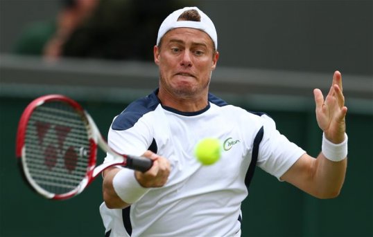 Four times winner Leyton Hewitt capped a remarkable return to form with victory over third seed Juan Martin del Porto to reach the semi-finals at Queen's Club on Friday.