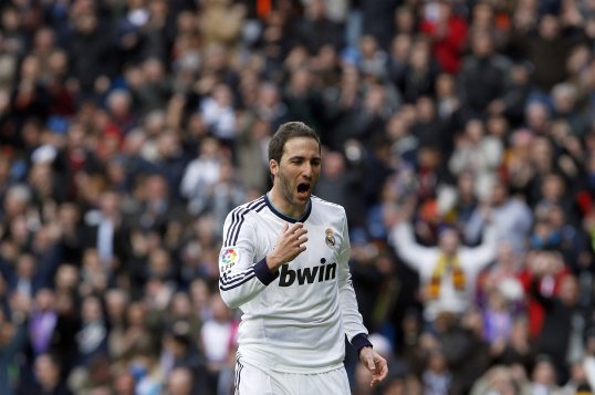 Gonzalo Higuain’s father has slammed Real Madrid for disrespecting his son.