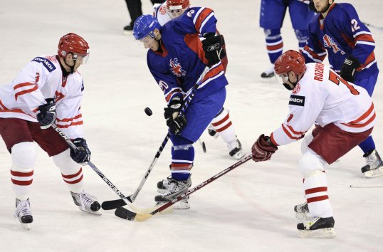 British ice hockey has received a £63,000 funding boost to aid their qualification for the 2014 Winter Olympics in Sochi, Russia.