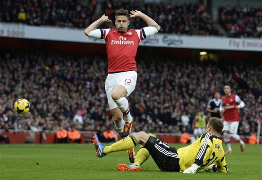 Arsenal have a half-time lead over Southampton at the Emirates Stadium thanks to a howling error from Artur Boruc in the visitors' goal.