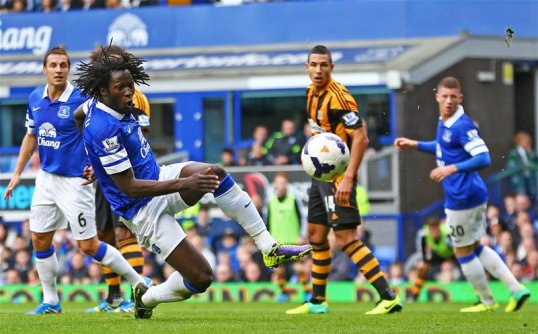Yannick Sagbo cancelled out Kevin Mirallas' opener as Everton and Hull City go in level at half-time.