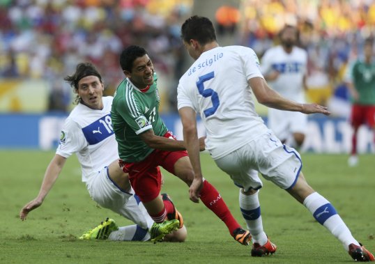 A Javier Hernandez penalty cancelled out Andrea Pirlo’s fine free-kick in the first-half of the Confederations Cup clash between Mexico and Italy this evening.