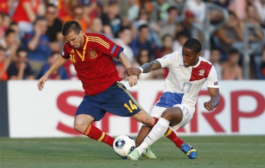 Spain Under-21s lead Netherlands Under-21s by two at half-time at the HaMoshava Stadium in Israel thanks to goals from Alvaro Morata and Isco.