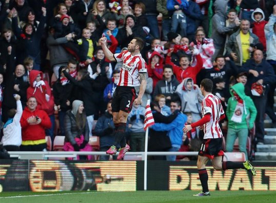 Sunderland have the advantage at half-time in the Premier League match.