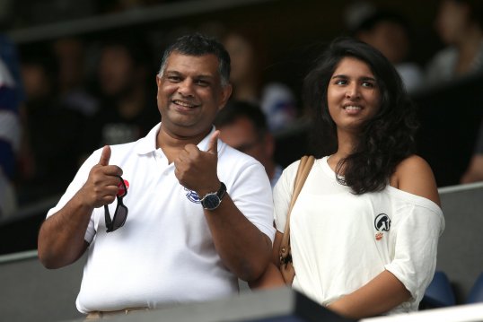 Queens Park Rangers chairman Tony Fernandes has given his public backing to manager Mark Hughes despite the side struggling at the bottom of the Premier League this season.