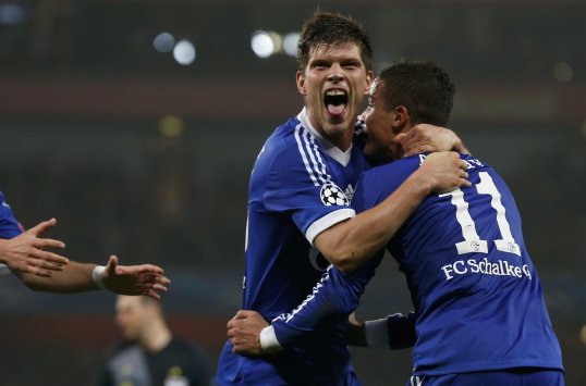 FC Schalke 04 striker Klaas-Jan Huntelaar has claimed that the Bundesliga side can take advantage of a weak Arsenal defence tonight.