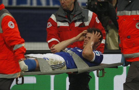 Schalke 04 striker Klaas-Jan Huntelaar has returned to individual training following a knee injury.