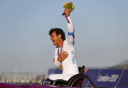 Former F1 driver Alex Zanardi has won gold in the Paralympics hand bike event at Brands Hatch.