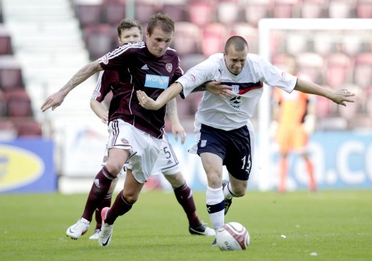 The Scottish Premier League have reprimanded Heart of Midlothian over the late payment of wages by the Edinburgh side.