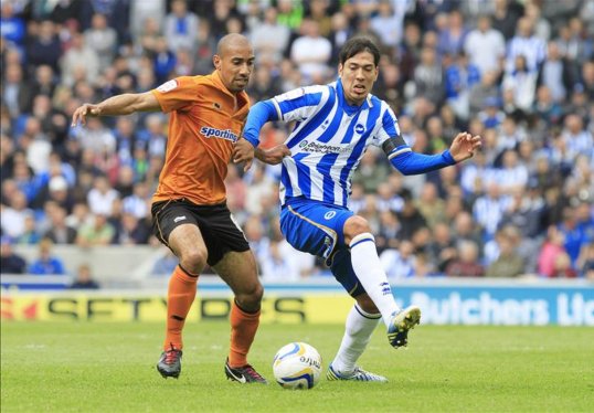 Ipswich Town and Leicester City are battling it out to sign former Wolverhampton Wanderers captain Karl Henry.