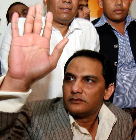 A lifetime ban imposed on former India captain Mohammad Azharuddin has been overturned by an Indian court.