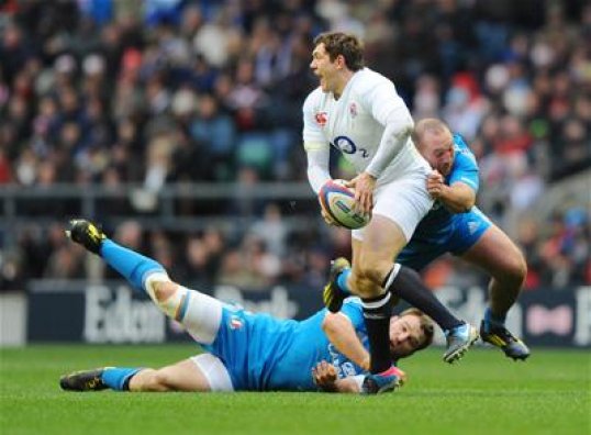 England’s Grand Slam dream is still alive after Italy pushed them all the way in this error-strewn Six Nations clash at Twickenham.