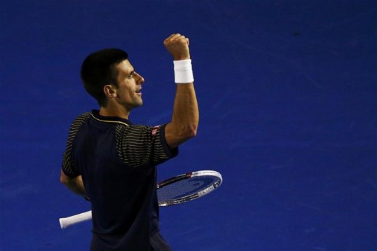 In the break between the third and fourth sets, Andy Murray complained to the umpire John Bloom for not keeping the crowd more quiet only for the official to claim that he was doing the best that he could.