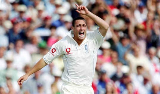 Former England fast bowler Simon Jones as agreed a County Championships contract with Glamorgan.