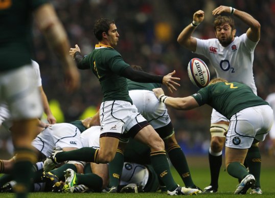 South Africa have a narrow three point - 9-6 - lead in a battle of the fly-halves at Twickenham.