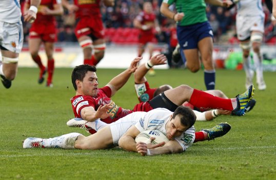 A Haydn Thomas try gave Exeter Chief a first-half advantage over Scarlets in their European Cup clash at Llanelli.