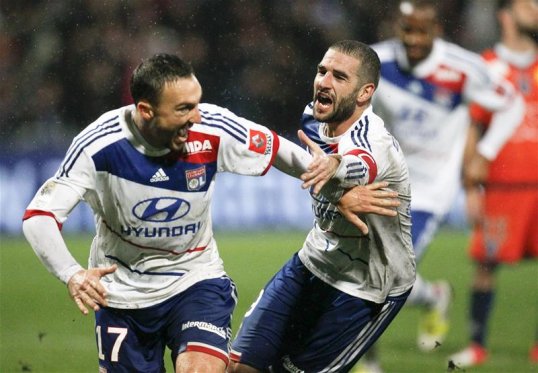 Juventus have approached Olympique Lyonnais with regard to taking forward Lisandro López on loan this January.