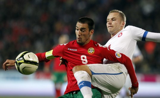 Bayer Leverkusen have confirmed that defender Michal Kadlec will be out for several weeks with a knee ligament tear.