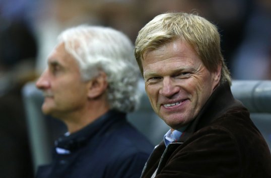 Former Bayern Munich goalkeeper Oliver Kahn is confident the Bavarians can overcome a defensively “vulnerable” Barcelona.