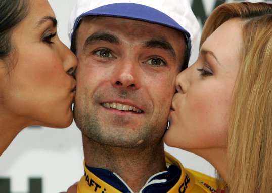 Katusha have lifted their racing ban on Angel Vicioso meaning he is free to compete in Thursday's Citta di Camaiore classic in Italy.