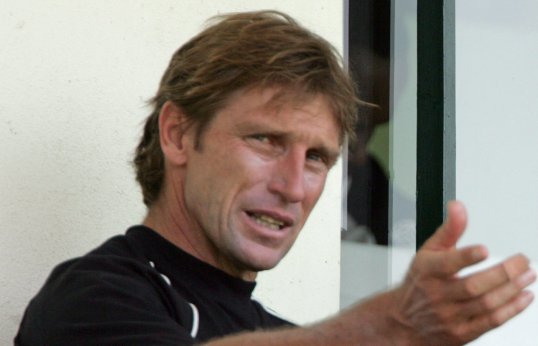 Former Zimbabwe all-rounder Kevin Curran has died aged 53.