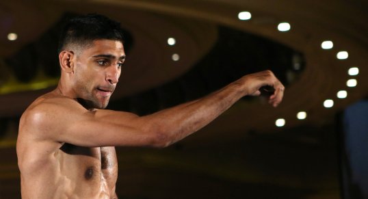 Bolton boxer Amir Khan is set to fly to the USA to step up his search for a world class defence mentor.