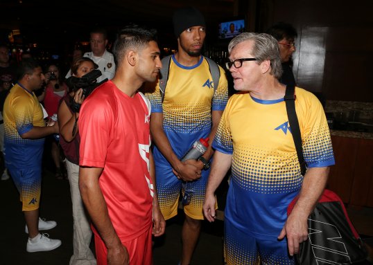 Amir Kahn has ended his partnership with renowned boxing trainer Freddie Roach.