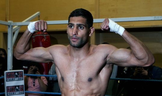 British fight star Amir Khan has taken to Twitter to express his eagerness to fight boxing’s pound-for-pound king Floyd Mayweather Jr in 2014.