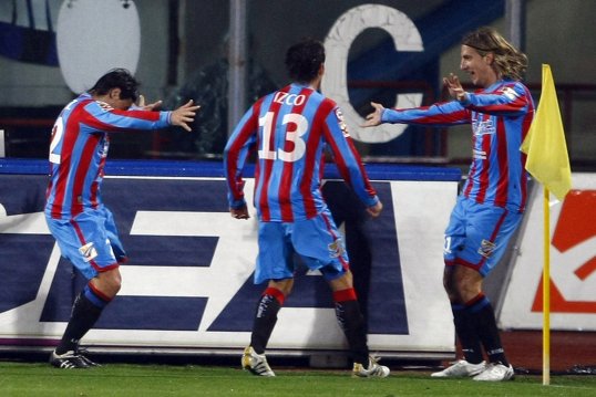 Sampdoria striker Maxi López has been ruled out of the side for an unspecified period after picking up a knee injury.