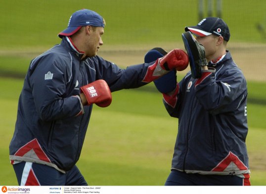 Ex-England cricket captain Freddie Flintoff is set to become a heavyweight boxer.