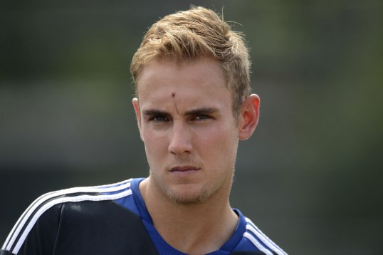 England bowler Stuart Broad has taken to Twitter to air his frustration with criticisms by TV commentator and former player Sir Ian Botham.