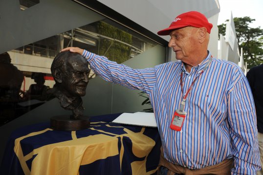 Triple world champion Niki Lauda believes Lewis Hamilton can turn around Mercedes’ fortunes.