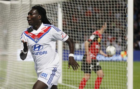 Newcastle could miss out on the signing of Lyon striker Bafetimbi Gomis, as Lazio plan to sign him as a replacement for Miroslav Klose in January.