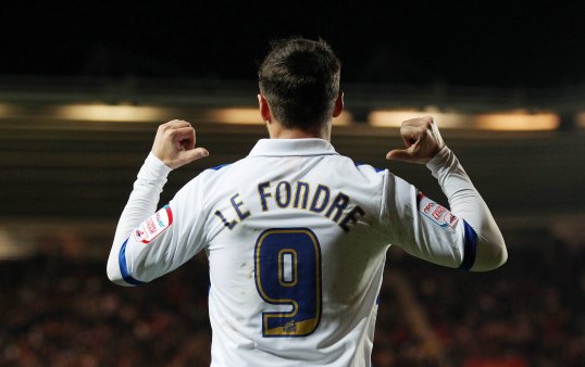 Adam Le Fondre has signed a new contract at Reading.