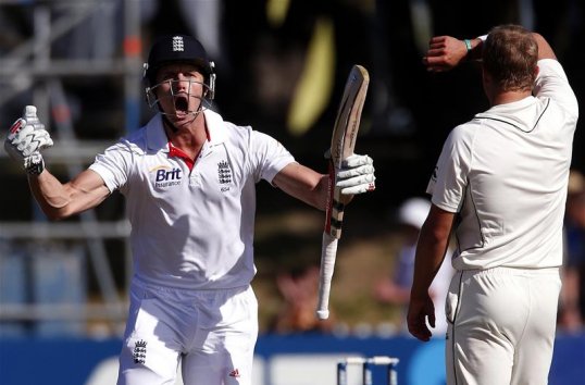 Somerset batsman Nick Compton knocked a much need century against Durham to regain favour with the England selectors as he looks to secure his Test place for the Ashes.