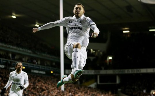 Tottenham Hotspur came back from a Pavel Pogrebnyak goal to beat Reading at White Hart Lane.