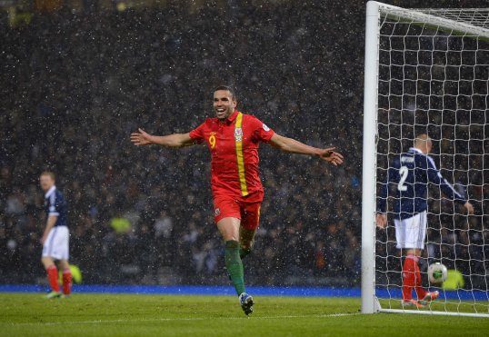 Reading midfielder Hal Robson-Kanu has signed a new three-year contract at the Madejski Stadium.