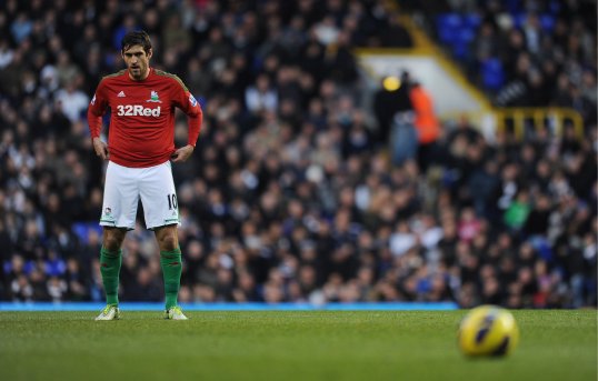 Reading have made an offer for Swansea City striker Danny Graham.
