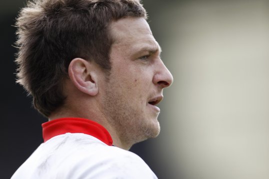 Leinster have signed Newcastle Falcons fly-half Jimmy Gopperth on a two-year contract.
